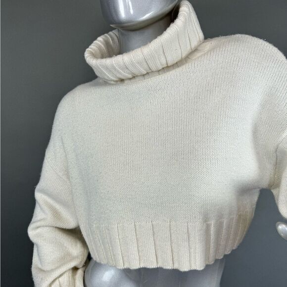 ❌SOLD❌ H&M Divided Cropped Knit Sweater - Picture 6 of 7